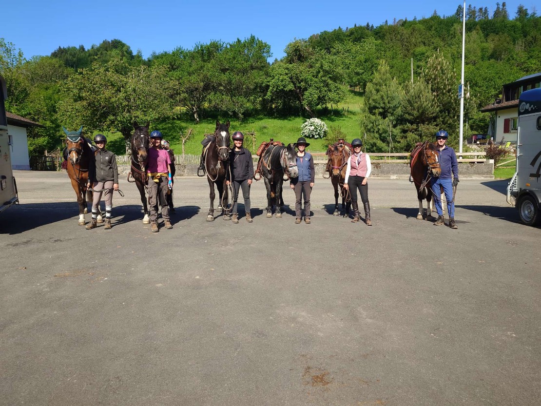 Andrea, de Wanderreiten Jura, avec son groupe. Ils ont adoré leur séjour à Asuel.